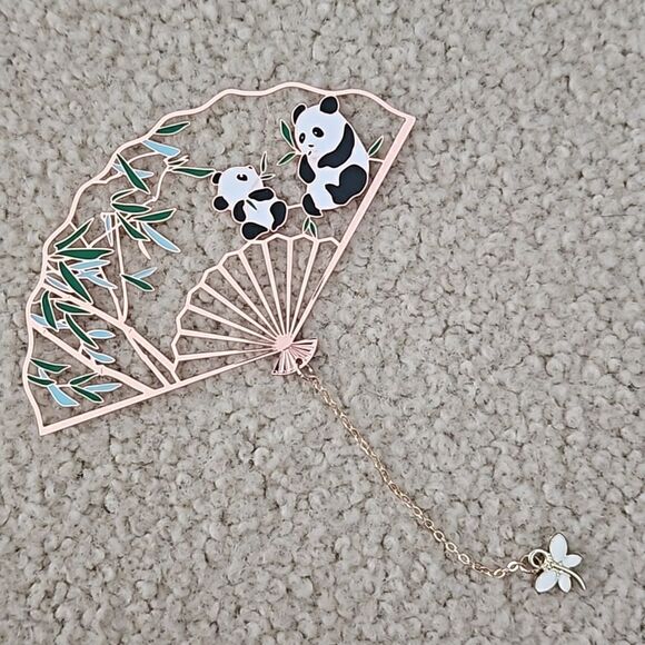 Boutique Bookmark - Golden Metallic Panda with Butterfly Chain- New in gift box - Picture 3 of 7